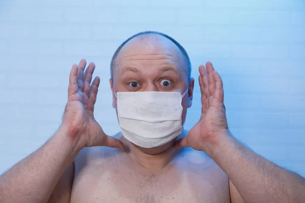 医療マスクに身を包んだはげ男の肖像. — ストック写真