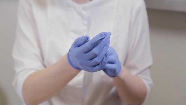 Profesyonel güzellik uzmanı ameliyattan önce lastik eldiven giyer.. — Stok video