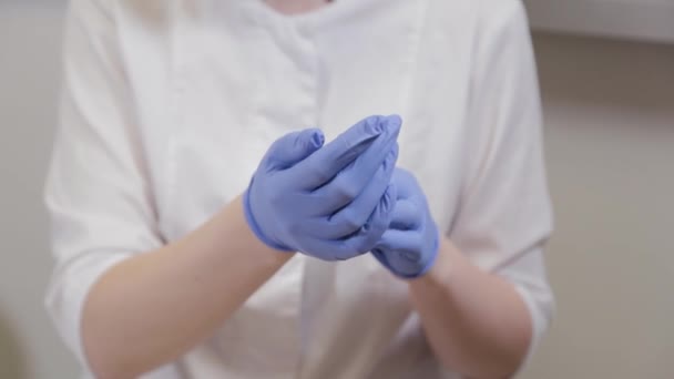 Esteticista profissional coloca luvas de borracha antes do procedimento . — Vídeo de Stock