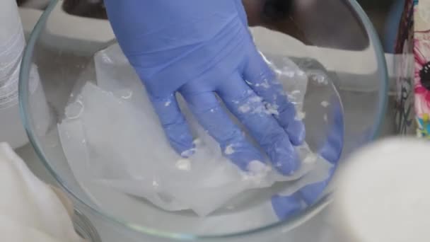 Un'estetista professionista inumidisce le salviette in acqua tiepida per lavare il viso. — Video Stock