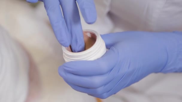 Profesional se pone la crema en el dedo. Cosmetología . — Vídeos de Stock