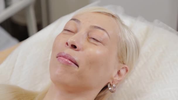 Красива жінка після процедури косметології . — стокове відео