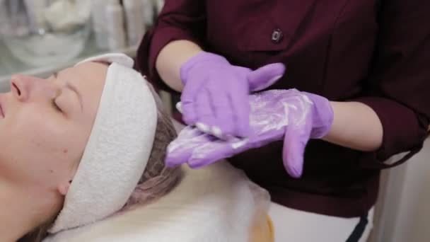 Esteticista profesional pone gel en guantes y lo frota . — Vídeos de Stock