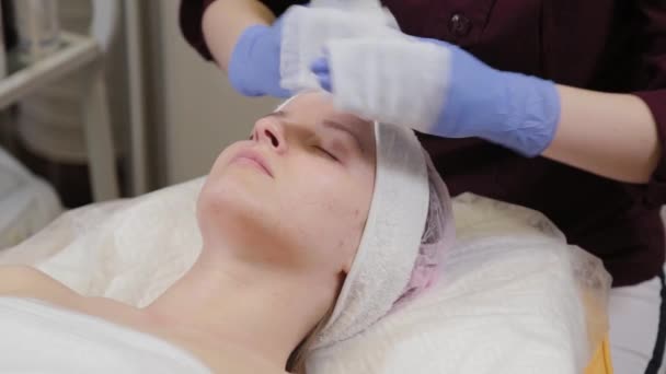 Professionelle Kosmetikerin wäscht eine Frau vor dem Eingriff. — Stockvideo
