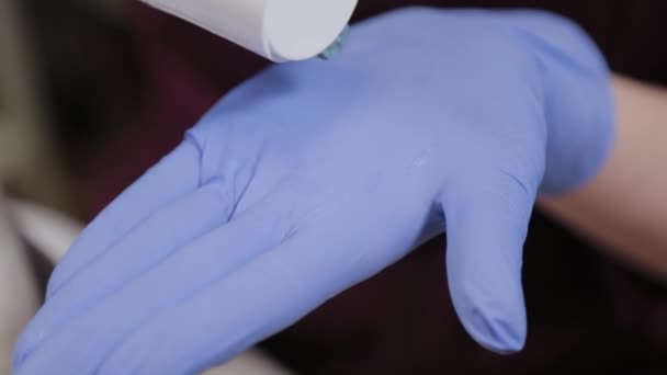 Professional presse le gel visage à partir d'un tube. Cosmétologie . — Video