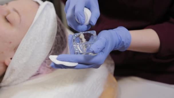 Estetista professionista disinfetta un contenitore per mescolare una maschera facciale . — Video Stock