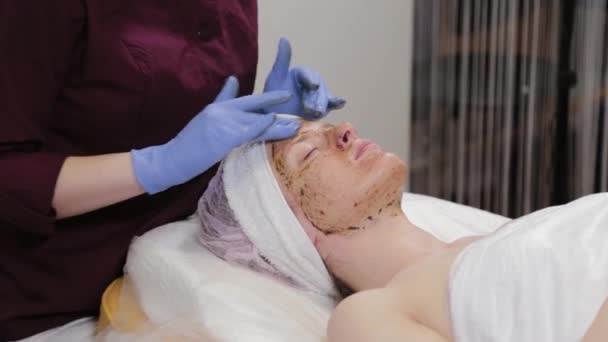 Um esteticista profissional faz massagem facial a uma mulher. Cosmetologia . — Vídeo de Stock