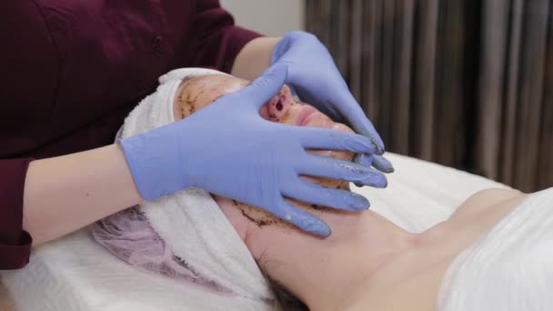 Eine professionelle Kosmetikerin macht eine Gesichtsmassage für eine Frau. Kosmetologie. — Stockvideo