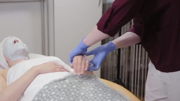 Esthéticienne professionnelle fait massage des palmes pendant la procédure . — Video