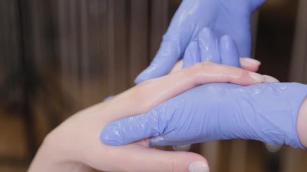 Профессиональный косметолог делает массаж ладоней во время процедуры . — стоковое видео