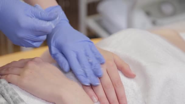 Professionele schoonheidsspecialiste doet handmassage tijdens de procedure. — Stockvideo