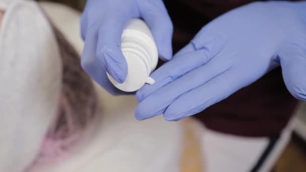 Professioneel knijpt gezichtsgel uit een buis. Cosmetologie. — Stockvideo