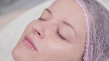 Kozmetik biliminden sonra güzel bir kadın.