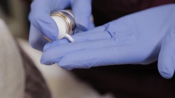 Professional squeezes face gel from a tube. Cosmetology. — Stock Video