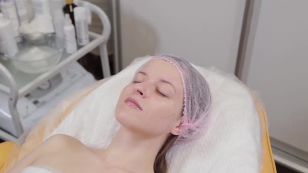 Красива жінка після процедури косметології . — стокове відео