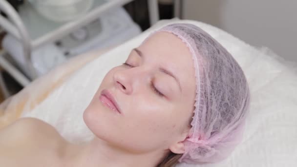 Mulher bonita após o procedimento de cosmetologia . — Vídeo de Stock