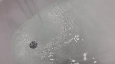 Su musluktan küvete akıyor..