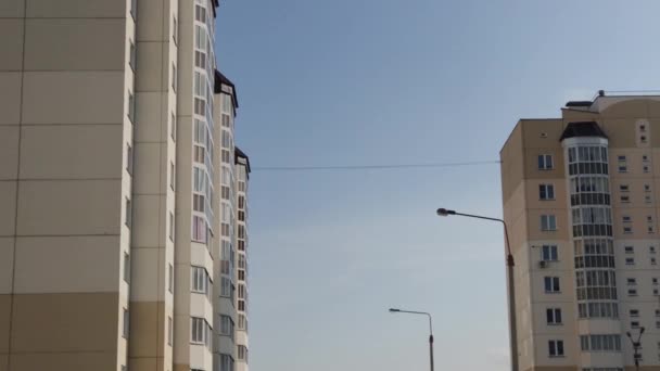 Νέα πολυώροφα κτίρια σε φόντο γαλάζιου ουρανού. — Αρχείο Βίντεο