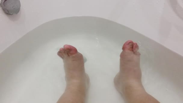 Smutsiga manliga fötter i badet. — Stockvideo