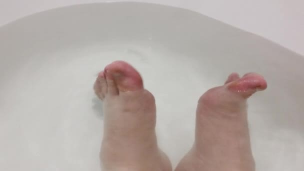 Sucios pies masculinos en el baño . — Vídeos de Stock