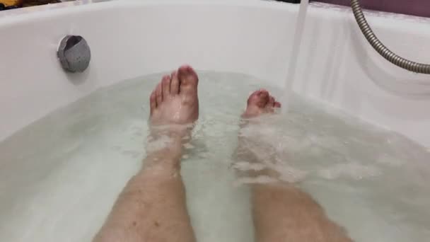 Dirty male feet in the bath. — Stock Video