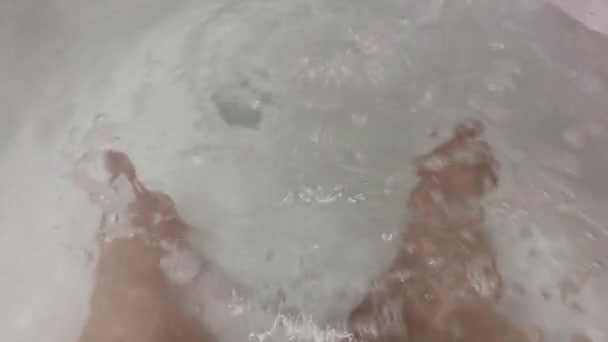 Sale mâle pieds dans le bain . — Video