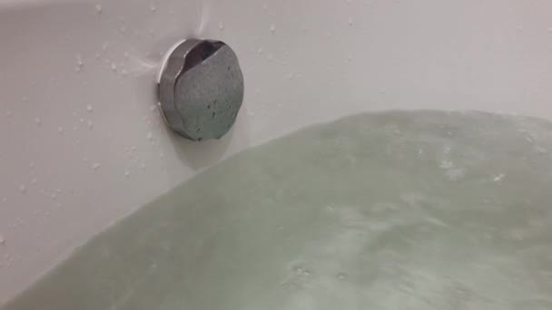 Warm water in het bad. — Stockvideo