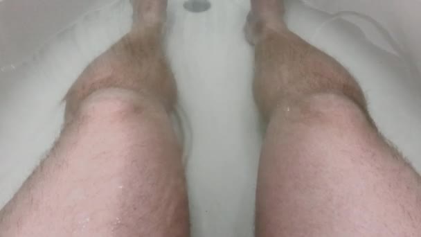 Dirty male feet in the bath. — Stock Video