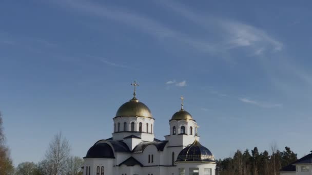 Vacker kyrka med gyllene kupoler mot himlen. — Stockvideo