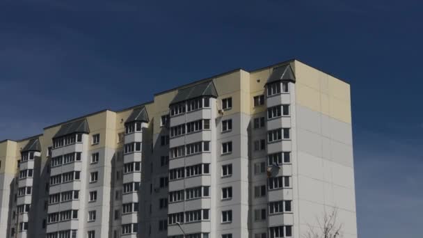 Nouveaux immeubles de grande hauteur sur fond de ciel bleu . — Video