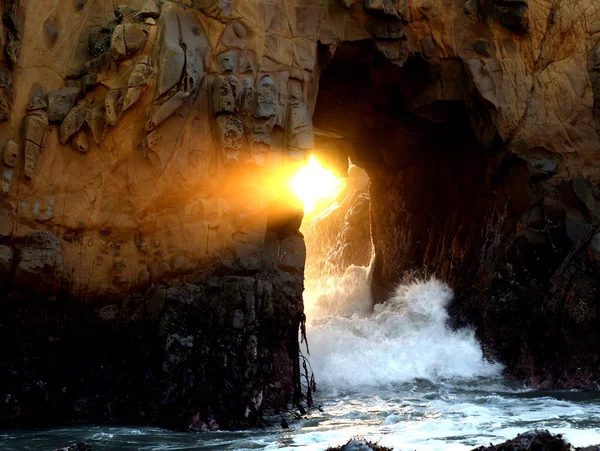 Großer Sonnenuntergang von der Meereshöhle aus gesehen — Stockfoto