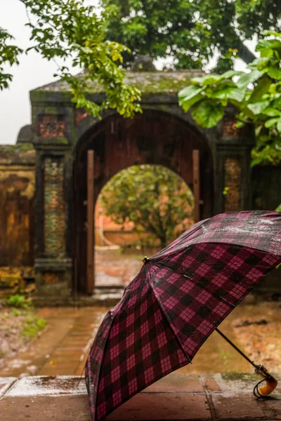 Parasol, naprzeciwko starożytnej bramy — Zdjęcie stockowe