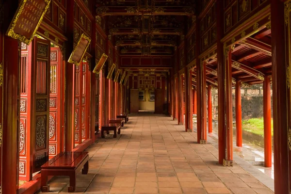Ancient palace gallery in Hue — Stock Photo, Image