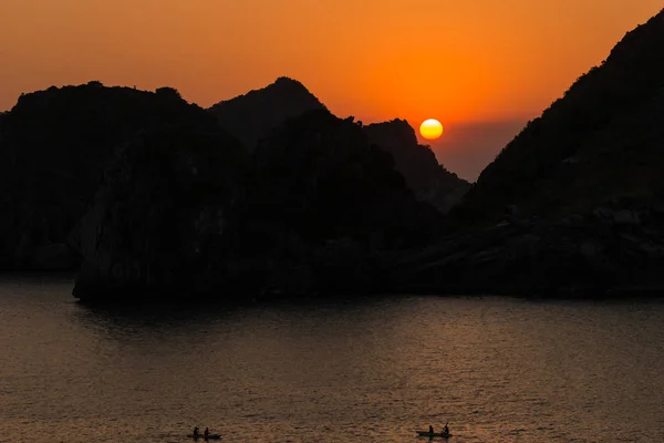 Solnedgång i ha long bay — Stockfoto