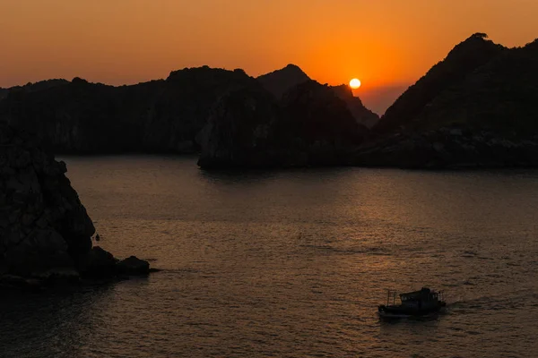 Zonsondergang in ha long baai — Stockfoto