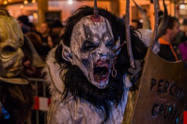 Krampus kasabaya geri döndü.