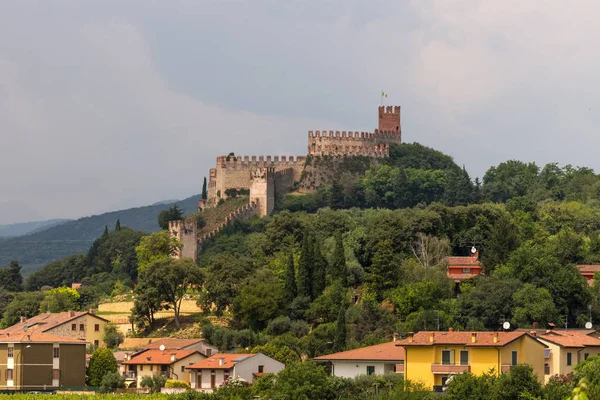 Castello Scaligero in Soave — Stock Photo, Image