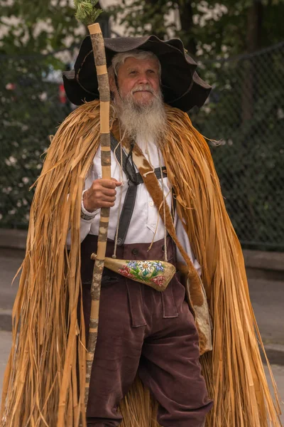奥地利维拉奇 2019年8月3日 奥地利最大的传统民俗节日 Villacher Kirchtag 的游行中 一位衣着独特 留着胡子的男子 — 图库照片