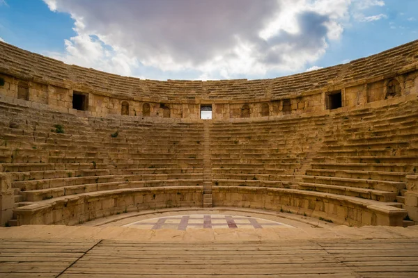 Romeinse amfitheater in jerash — Stockfoto