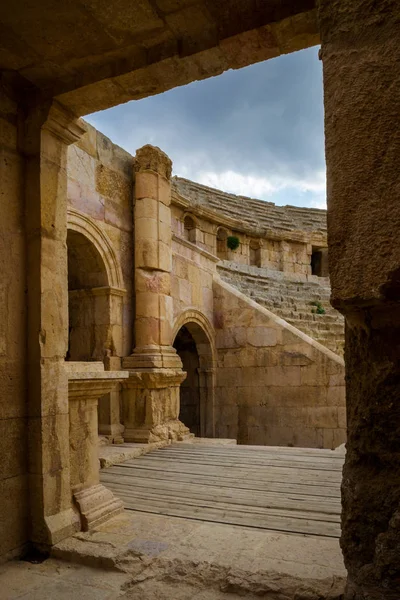 Gate to Roman amphitheater in Jerash — Stock Photo, Image
