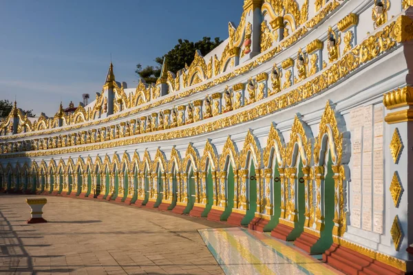 U Min Thonze Grot Tempel — Stockfoto