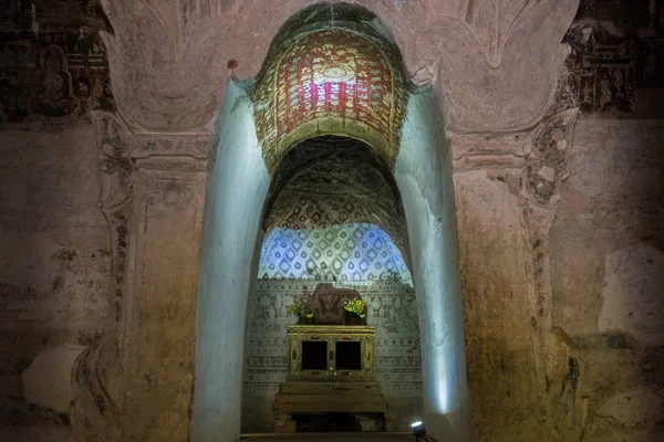 Dentro do mosteiro da caverna de Tilawkaguru — Fotografia de Stock