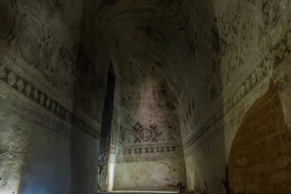 Всередині печерного монастиря Тілавкагуру. — стокове фото