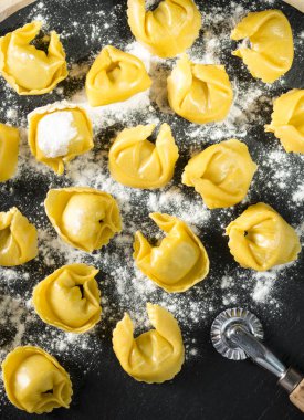 ev yapımı Tortelli üzerinde siyah bir taş ardesian dolması