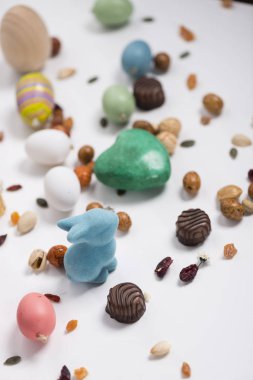 Paskalya durgun yaşam öğelerle tarihlerde tavşan, yumurta, konfeti.