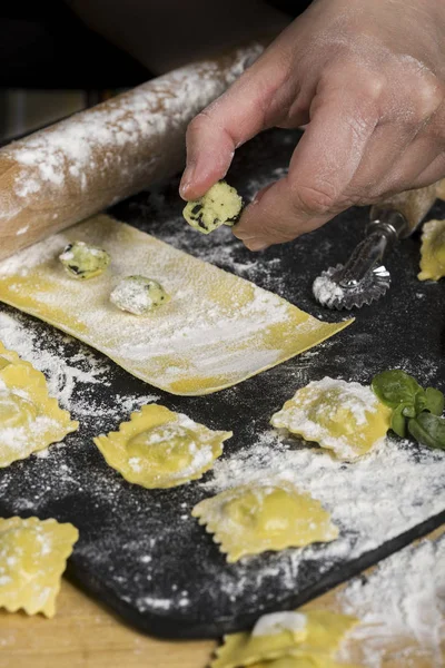 Hacer ravioles, cortar la masa, rellenar la pasta italiana — Foto de Stock