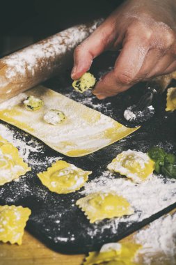 mantı, makarna çeşitleri dolma hamur kesme yapma