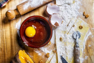 Organik kabak pasta, malzemeler ve mutfak araçları pişirme.