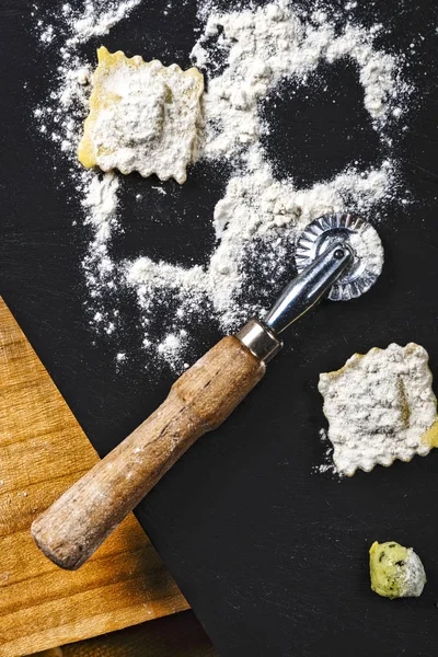 Hacer ravioles, cortar la masa, rellenar la pasta italiana — Foto de Stock