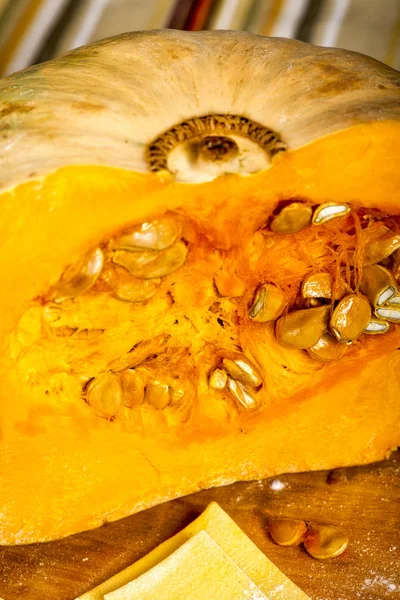 Organik kabak pasta, malzemeler ve mutfak araçları pişirme.